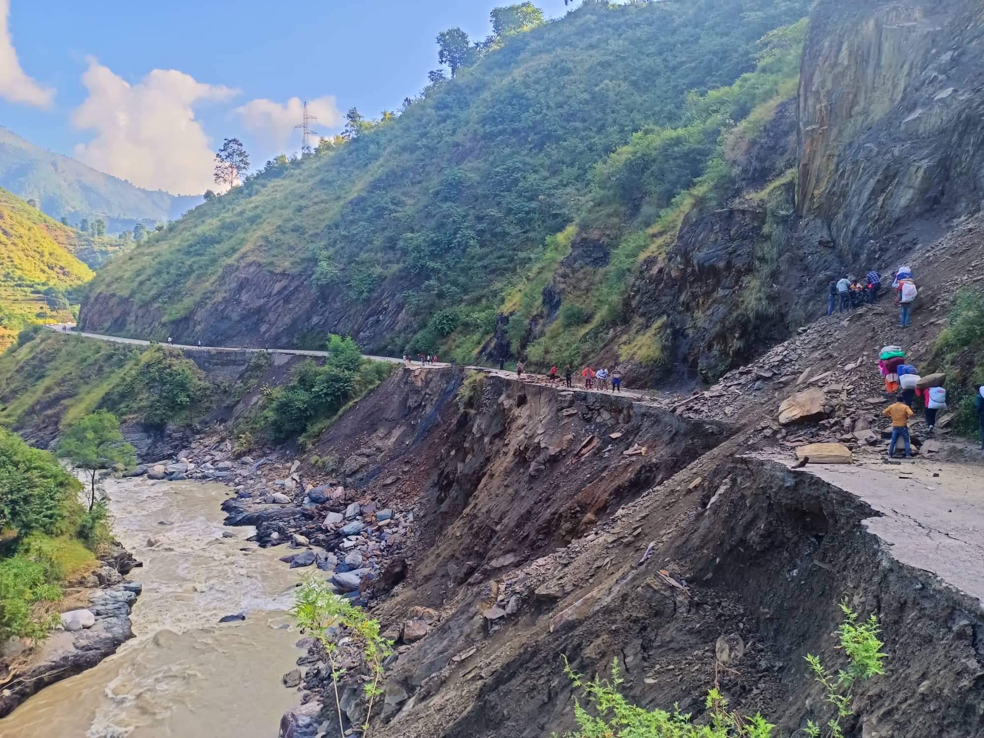 डडेल्धुराको रडुवा सडकको अबस्था यस्तो छ ..